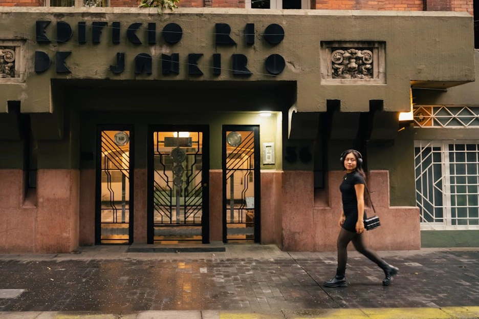 La facciata di un moderno edificio per uffici con ampie vetrate che riflettono il cielo.